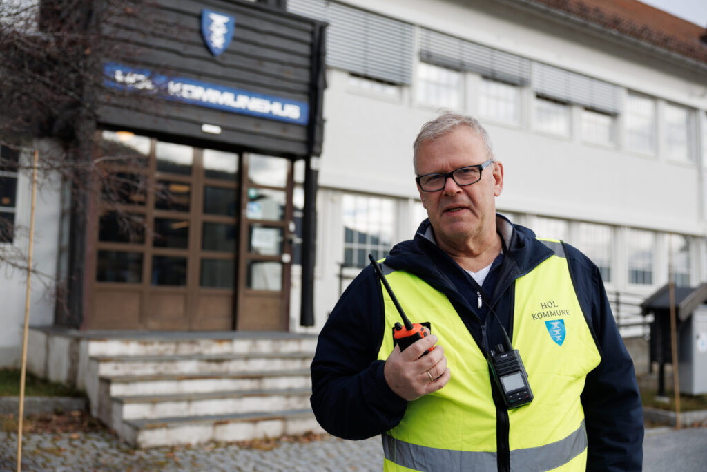 Beredskapsansvarlig Espen Bille-Larsen med Sikringsradioen i hånden